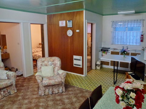 Parkers Holiday Cottages - Lightning Ridge Tourism 1