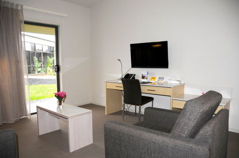 Quality Suites Seasons 5 Resort - Lightning Ridge Tourism 1