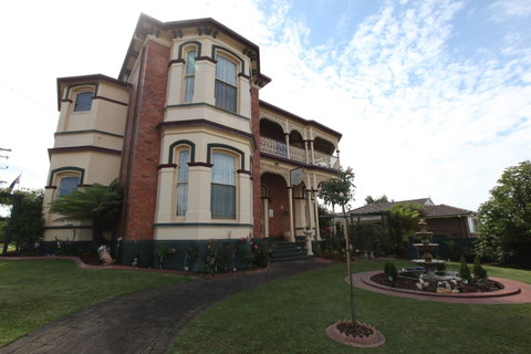 The Grand On Macfie - Lightning Ridge Tourism 1