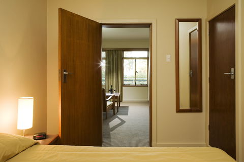 University House - Lightning Ridge Tourism 2