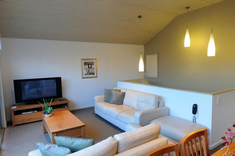 The Victoria Port Fairy - Lightning Ridge Tourism 4