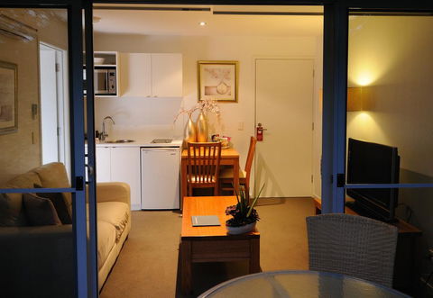 The Victoria Port Fairy - Lightning Ridge Tourism 6