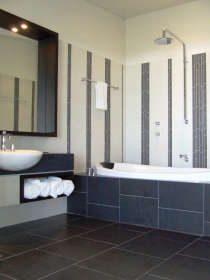 Hearns Beachside Villas - Lightning Ridge Tourism 5