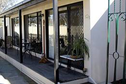 Courtside Cottage Bed And Breakfast - Lightning Ridge Tourism 0