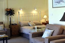 Courtside Cottage Bed And Breakfast - Lightning Ridge Tourism 1