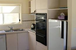 Courtside Cottage Bed And Breakfast - Lightning Ridge Tourism 3