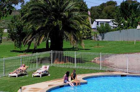 Swan Hill Holiday Park - Lightning Ridge Tourism 0