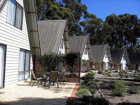A Line Holiday Village - Lightning Ridge Tourism 1