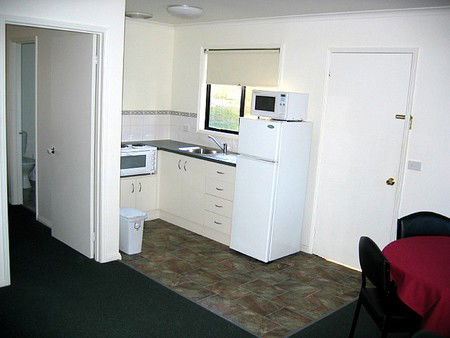 A Line Holiday Village - Lightning Ridge Tourism 2