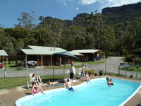 Halls Gap Log Cabins - Lightning Ridge Tourism 3