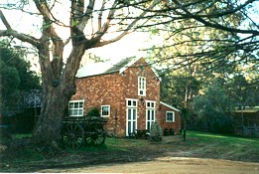 Claremont Coach House - Lightning Ridge Tourism 1
