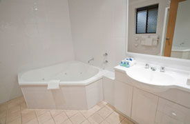 The Bell Tower Inn - Lightning Ridge Tourism 3