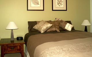 Glengarriff Town Houses - Lightning Ridge Tourism 1