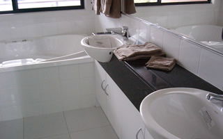 Glengarriff Town Houses - Lightning Ridge Tourism 3