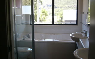 Glengarriff Town Houses - Lightning Ridge Tourism 4