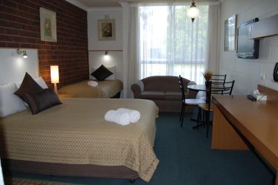 Venus Bay Getaways - Lightning Ridge Tourism 3