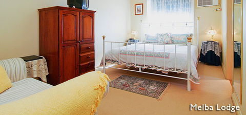 Melba Lodge - Lightning Ridge Tourism 2