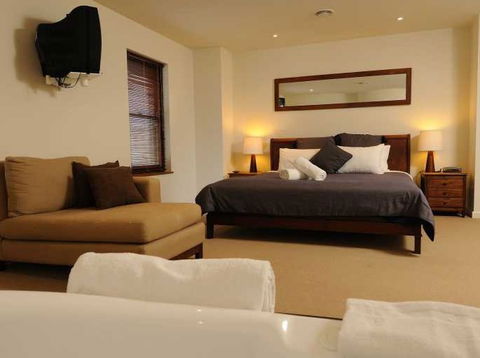 Sackville Apt No 1 - Lightning Ridge Tourism 1