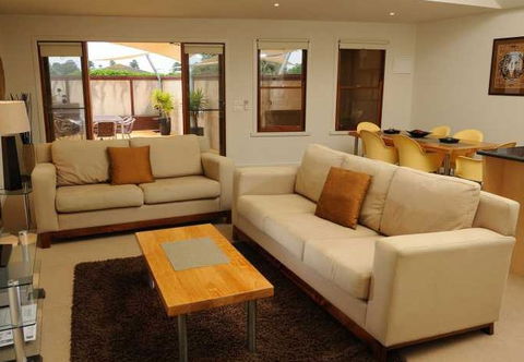 Sackville Apt No 1 - Lightning Ridge Tourism 2