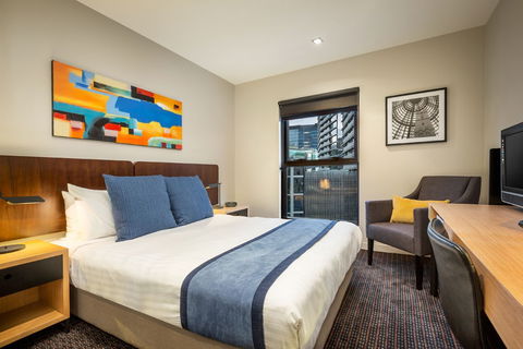 Quest Docklands - Lightning Ridge Tourism 2