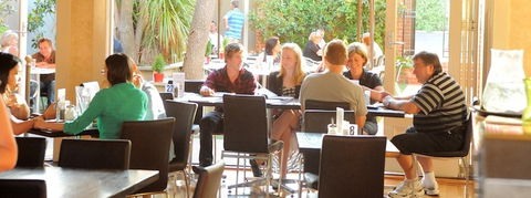 Oscar's Hotel & Cafe Bar - Lightning Ridge Tourism 3
