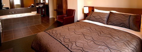 Oscar's Hotel & Cafe Bar - Lightning Ridge Tourism 4