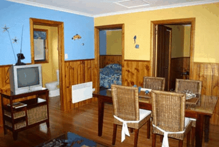 Bicheno's Gallery and Apartments - Lightning Ridge Tourism