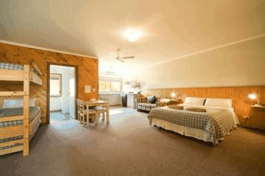 Banjo’s All Seasons Accommodation - Lightning Ridge Tourism 1