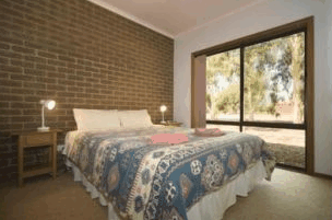 Banjo’s All Seasons Accommodation - Lightning Ridge Tourism 4