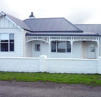 Calgary House  Cottage Accommodation - Lightning Ridge Tourism