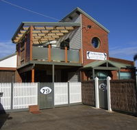Black Dolphin Townhouse and Apartment - Lightning Ridge Tourism