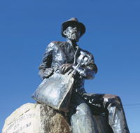 Paddy Hannans Statue - Lightning Ridge Tourism