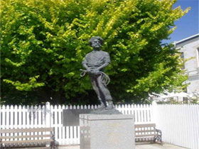 Alexander Cameron Statue - Lightning Ridge Tourism 0