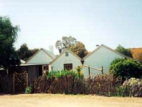 Miners Cottage And Garden - Lightning Ridge Tourism 0