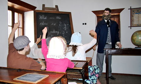 St John's Schoolhouse Museum - Lightning Ridge Tourism 4