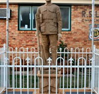 Soldier Statue Memorial Chinchilla - Lightning Ridge Tourism