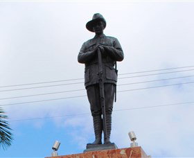 Charters Towers Memorial Cenotaph - Lightning Ridge Tourism 0
