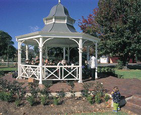 Muir House Art Gallery - Lightning Ridge Tourism 0