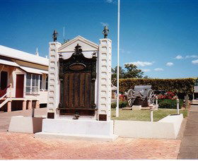 Gayndah War Memorial - Lightning Ridge Tourism 0