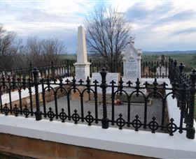 Hamilton Humes Grave - Lightning Ridge Tourism 0