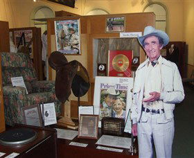 Australian Country Music Hall Of Fame - Lightning Ridge Tourism 1