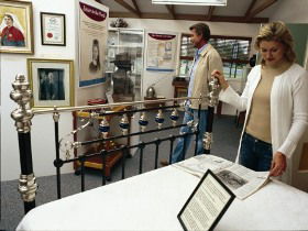 Sister Kenny Memorial - Lightning Ridge Tourism 1