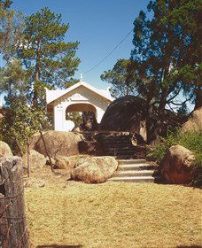 Stanthorpe Soldiers Memorial - Lightning Ridge Tourism 1