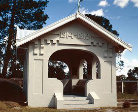 Stanthorpe Soldiers Memorial - Lightning Ridge Tourism 0