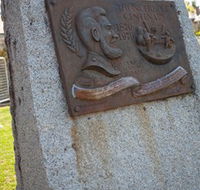 Thunderbolt's Statue and Constable Walker Memorial - Lightning Ridge Tourism