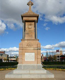 Warwick War Memorial And Gates - Lightning Ridge Tourism 1