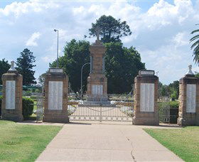 Warwick War Memorial And Gates - Lightning Ridge Tourism 0