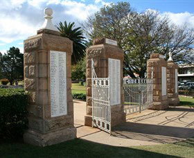 Warwick War Memorial And Gates - Lightning Ridge Tourism 2