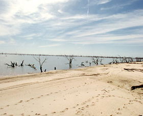 Lake Victoria - Lightning Ridge Tourism 1
