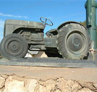 Ferguson Tractor Monument - Lightning Ridge Tourism